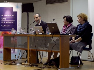 <p>od leve proti desni:</p>
<p><b>dr. Milan Jazbec, dr. Zdenka Čebašek-Travnik, Irena Gorišek, dr. med.</b></p>
<p>(Foto: Simon Plestenjak)</p>